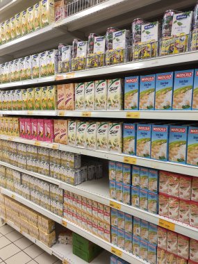Kuala Lumpur, Malezya - 20 Eylül 2018: Meyve aromalı meyve suyu süpermarketlerdeki raflarda sergilenmek üzere karton bir kutuda paketlendi. 