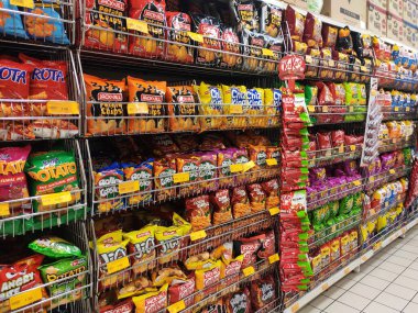 Kuala Lumpur, Malezya - 16 Ekim 2018: Paketlenmiş çeşitli abur cuburlar ve abur cuburlar süpermarkette satışa sunuldu. 