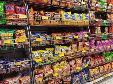 Kuala Lumpur, Malezya - 16 Ekim 2018: Paketlenmiş çeşitli abur cuburlar ve abur cuburlar süpermarkette satışa sunuldu. 