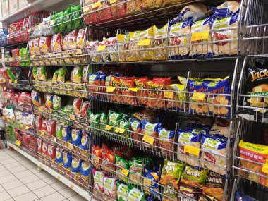 Kuala Lumpur, Malezya - 16 Ekim 2018: Paketlenmiş çeşitli abur cuburlar ve abur cuburlar süpermarkette satışa sunuldu. 