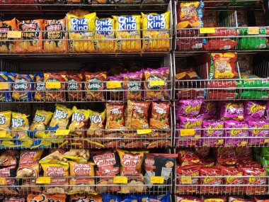 Kuala Lumpur, Malezya - 16 Ekim 2018: Paketlenmiş çeşitli abur cuburlar ve abur cuburlar süpermarkette satışa sunuldu. 