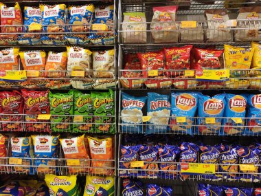 Kuala Lumpur, Malezya - 16 Ekim 2018: Paketlenmiş çeşitli abur cuburlar ve abur cuburlar süpermarkette satışa sunuldu. 