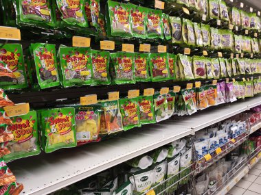 Kuala Lumpur, Malezya - 16 Ekim 2018: Paketlenmiş çeşitli abur cuburlar ve abur cuburlar süpermarkette satışa sunuldu. 