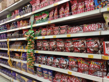 Kuala Lumpur, Malezya - 16 Ekim 2018: Paketlenmiş çeşitli abur cuburlar ve abur cuburlar süpermarkette satışa sunuldu. 