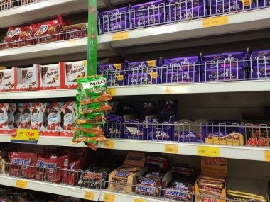 Kuala Lumpur, Malezya - 16 Ekim 2018: Paketlenmiş çeşitli abur cuburlar ve abur cuburlar süpermarkette satışa sunuldu. 