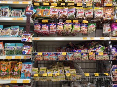 Kuala Lumpur, Malezya - 16 Ekim 2018: Paketlenmiş çeşitli abur cuburlar ve abur cuburlar süpermarkette satışa sunuldu. 
