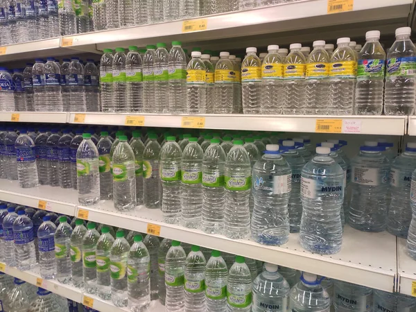 马来西亚吉隆坡 2019年10月26日 矿泉水包装在塑料瓶中 并贴上各种品牌的标签 在超市里的架子上展示 — 图库照片