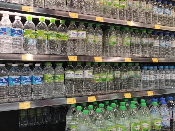 Kuala Lumpur Maleisië Oktober 2019 Mineraalwater Verpakt Plastic Flessen Voorzien — Stockfoto