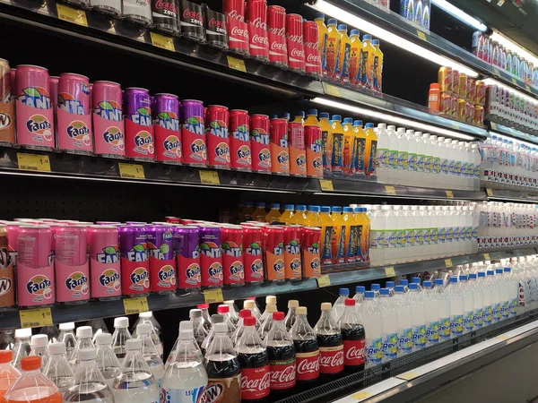 Kuala Lumpur Malaysia March 2019 Refrigerantes Bebidas Carbonatadas Dispostos Empilhados — Fotografia de Stock