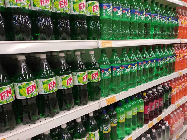 Kuala Lumpur Malaysia March 2019 Refrigerantes Bebidas Carbonatadas Dispostos Empilhados — Fotografia de Stock