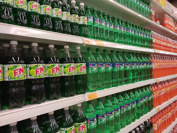 Kuala Lumpur Malaysia March 2019 Refrigerantes Bebidas Carbonatadas Dispostos Empilhados — Fotografia de Stock