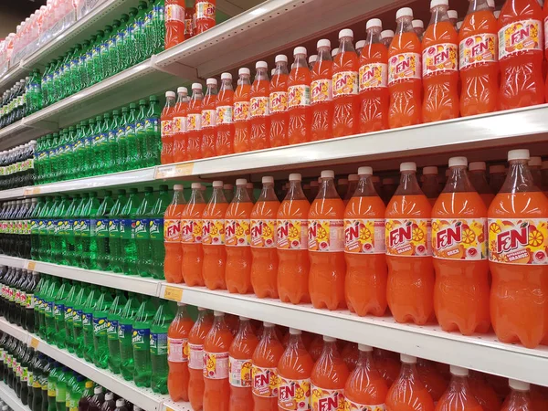 马来西亚吉隆坡 2019年3月17日 软饮料或碳酸饮料被安排并堆放在大型超市的架子上出售 按品牌排序 方便客户购买 — 图库照片