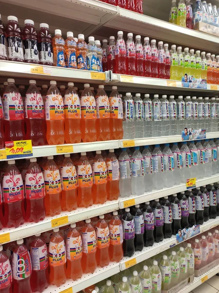 Kuala Lumpur Malaysia March 2019 Refrigerantes Bebidas Carbonatadas Dispostos Empilhados — Fotografia de Stock