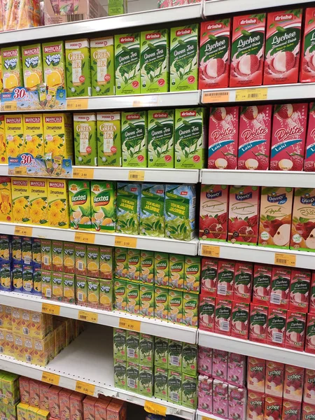 マレーシアのクアラルンプール 2018年9月20日 スーパーマーケット内のラックに販売用の紙箱容器に果物の風味が詰められたジュース — ストック写真