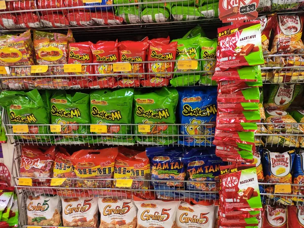 马来西亚吉隆坡 2018年10月16日 在货架上包装各种垃圾食品和小吃 并在货架上展示在超级市场上销售 — 图库照片