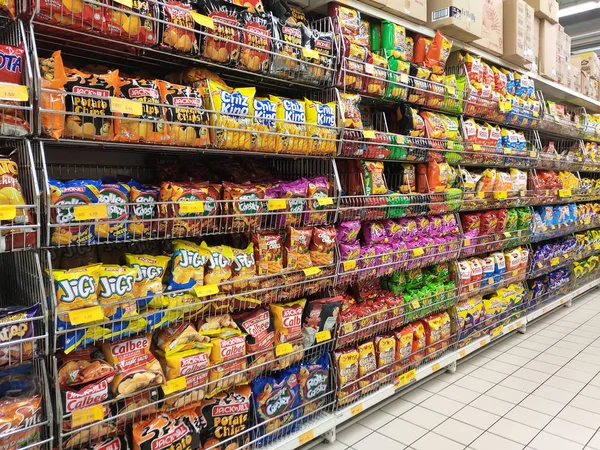 マレーシアのクアラルンプール 2018年10月16日 ラックに様々なジャンクフード スナックを詰め スーパーマーケットで販売するためにラックに表示 — ストック写真