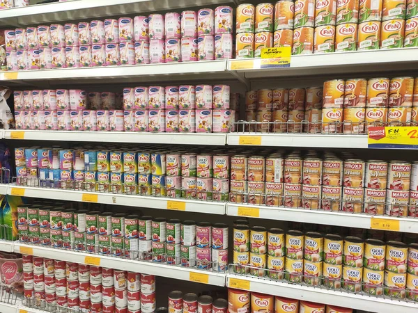 マレーシアのクアラルンプール 2019年12月22日 甘いクリームと蒸発した牛乳が缶に詰められ スーパーマーケット内のラックで販売されます 主原料はパーム油の種 — ストック写真