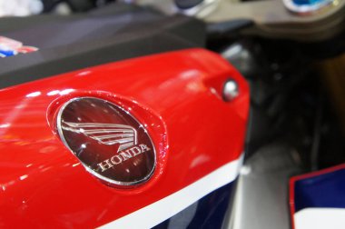 Kuala Lumpur, Malezya - Kasım 04, 2019: Motosiklet gövdesinde Honda motosiklet markası ve amblemi. Honda, Japonya 'dan dünyanın en ünlü motosiklet üreticilerinden biridir..   