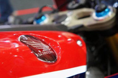 Kuala Lumpur, Malezya - Kasım 04, 2019: Motosiklet gövdesinde Honda motosiklet markası ve amblemi. Honda, Japonya 'dan dünyanın en ünlü motosiklet üreticilerinden biridir..   