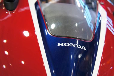 Kuala Lumpur, Malezya - Kasım 04, 2019: Motosiklet gövdesinde Honda motosiklet markası ve amblemi. Honda, Japonya 'dan dünyanın en ünlü motosiklet üreticilerinden biridir..   