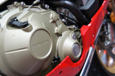 Kuala Lumpur, Malezya - Kasım 04, 2019: Motosiklet gövdesinde Honda motosiklet markası ve amblemi. Honda, Japonya 'dan dünyanın en ünlü motosiklet üreticilerinden biridir..   