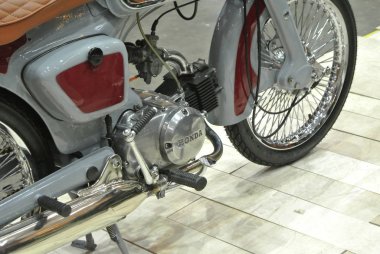 Kuala Lumpur, Malezya - Kasım 04, 2019: Motosiklet gövdesinde Honda motosiklet markası ve amblemi. Honda, Japonya 'dan dünyanın en ünlü motosiklet üreticilerinden biridir..   