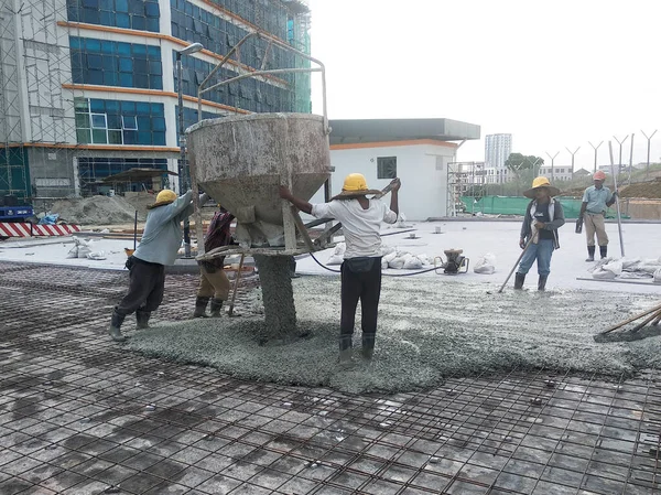 マレーシアのクアラルンプール 2019年8月28日 建設現場の建設労働者による作業を具体化する 注地に湿式コンクリートを運ぶために使用する重機 — ストック写真