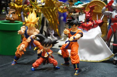Kuala Lumpur, Malezya -05 Ekim 2019: Popüler Japon animasyon dizisi Dragonball 'dan model ölçekli aksiyon figürlerine odaklanmış. Koleksiyoncu ve pervanenin masadaki görüntüsü. 
