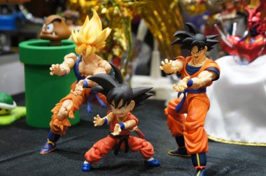 Kuala Lumpur, Malezya -05 Ekim 2019: Popüler Japon animasyon dizisi Dragonball 'dan model ölçekli aksiyon figürlerine odaklanmış. Koleksiyoncu ve pervanenin masadaki görüntüsü. 