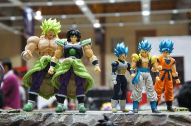 Kuala Lumpur, Malezya -05 Ekim 2019: Popüler Japon animasyon dizisi Dragonball 'dan model ölçekli aksiyon figürlerine odaklanmış. Koleksiyoncu ve pervanenin masadaki görüntüsü. 