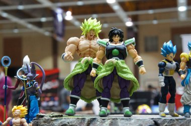 Kuala Lumpur, Malezya -05 Ekim 2019: Popüler Japon animasyon dizisi Dragonball 'dan model ölçekli aksiyon figürlerine odaklanmış. Koleksiyoncu ve pervanenin masadaki görüntüsü. 