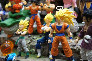 Kuala Lumpur, Malezya -05 Ekim 2019: Popüler Japon animasyon dizisi Dragonball 'dan model ölçekli aksiyon figürlerine odaklanmış. Koleksiyoncu ve pervanenin masadaki görüntüsü. 
