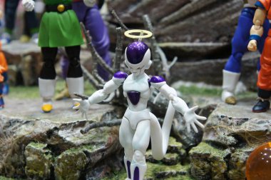 Kuala Lumpur, Malezya -05 Ekim 2019: Popüler Japon animasyon dizisi Dragonball 'dan model ölçekli aksiyon figürlerine odaklanmış. Koleksiyoncu ve pervanenin masadaki görüntüsü. 