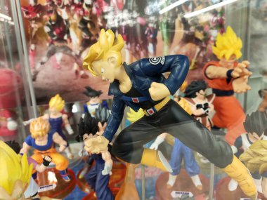 Kuala Lumpur, Malezya -05 Ekim 2019: Popüler Japon animasyon dizisi Dragonball 'dan model ölçekli aksiyon figürlerine odaklanmış. Koleksiyoncu ve pervanenin masadaki görüntüsü. 