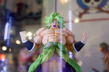 Kuala Lumpur, Malezya -05 Ekim 2019: Popüler Japon animasyon dizisi Dragonball 'dan model ölçekli aksiyon figürlerine odaklanmış. Koleksiyoncu ve pervanenin masadaki görüntüsü. 