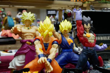 Kuala Lumpur, Malezya -05 Ekim 2019: Popüler Japon animasyon dizisi Dragonball 'dan model ölçekli aksiyon figürlerine odaklanmış. Koleksiyoncu ve pervanenin masadaki görüntüsü. 