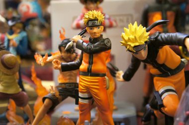 Kuala Lumpur, Malezya - 7 Nisan 2017: Japon popüler çizgi film çizgi filmi Naruto 'nun kurgusal karakter aksiyon figürüne odaklandı. Koleksiyoncu tarafından halka gösterilmiştir. 