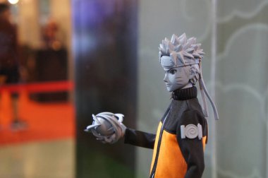 Kuala Lumpur, Malezya - 7 Nisan 2017: Japon popüler çizgi film çizgi filmi Naruto 'nun kurgusal karakter aksiyon figürüne odaklandı. Koleksiyoncu tarafından halka gösterilmiştir. 