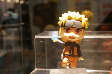Kuala Lumpur, Malezya - 7 Nisan 2017: Japon popüler çizgi film çizgi filmi Naruto 'nun kurgusal karakter aksiyon figürüne odaklandı. Koleksiyoncu tarafından halka gösterilmiştir. 