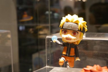 Kuala Lumpur, Malezya - 7 Nisan 2017: Japon popüler çizgi film çizgi filmi Naruto 'nun kurgusal karakter aksiyon figürüne odaklandı. Koleksiyoncu tarafından halka gösterilmiştir. 