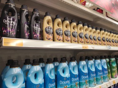 Kuala Lumpur, Malezya -2019: Kuala yumuşatıcıları plastik şişeye doldurulmuş ve rafta satışa sunulmuş yumuşak paketler. Müşterilerin seçmesini kolaylaştırmak için markaya göre sıralanır.