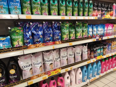Kuala Lumpur, Malezya -2019: Kuala yumuşatıcıları plastik şişeye doldurulmuş ve rafta satışa sunulmuş yumuşak paketler. Müşterilerin seçmesini kolaylaştırmak için markaya göre sıralanır.