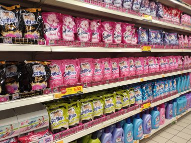 Kuala Lumpur, Malezya -2019: Kuala yumuşatıcıları plastik şişeye doldurulmuş ve rafta satışa sunulmuş yumuşak paketler. Müşterilerin seçmesini kolaylaştırmak için markaya göre sıralanır.
