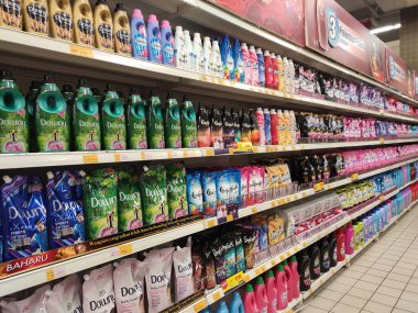 Kuala Lumpur, Malezya -2019: Kuala yumuşatıcıları plastik şişeye doldurulmuş ve rafta satışa sunulmuş yumuşak paketler. Müşterilerin seçmesini kolaylaştırmak için markaya göre sıralanır.