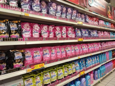 Kuala Lumpur, Malezya -2019: Kuala yumuşatıcıları plastik şişeye doldurulmuş ve rafta satışa sunulmuş yumuşak paketler. Müşterilerin seçmesini kolaylaştırmak için markaya göre sıralanır.