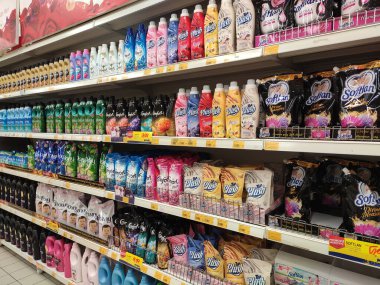 Kuala Lumpur, Malezya -2019: Kuala yumuşatıcıları plastik şişeye doldurulmuş ve rafta satışa sunulmuş yumuşak paketler. Müşterilerin seçmesini kolaylaştırmak için markaya göre sıralanır.