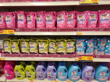 Kuala Lumpur, Malezya -2019: Kuala yumuşatıcıları plastik şişeye doldurulmuş ve rafta satışa sunulmuş yumuşak paketler. Müşterilerin seçmesini kolaylaştırmak için markaya göre sıralanır.