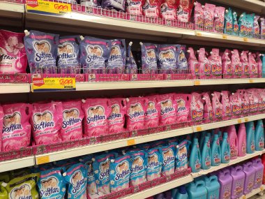 Kuala Lumpur, Malezya -2019: Kuala yumuşatıcıları plastik şişeye doldurulmuş ve rafta satışa sunulmuş yumuşak paketler. Müşterilerin seçmesini kolaylaştırmak için markaya göre sıralanır.