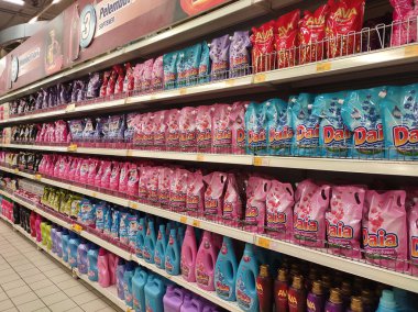 Kuala Lumpur, Malezya -2019: Kuala yumuşatıcıları plastik şişeye doldurulmuş ve rafta satışa sunulmuş yumuşak paketler. Müşterilerin seçmesini kolaylaştırmak için markaya göre sıralanır.