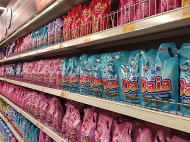 Kuala Lumpur, Malezya -2019: Kuala yumuşatıcıları plastik şişeye doldurulmuş ve rafta satışa sunulmuş yumuşak paketler. Müşterilerin seçmesini kolaylaştırmak için markaya göre sıralanır.